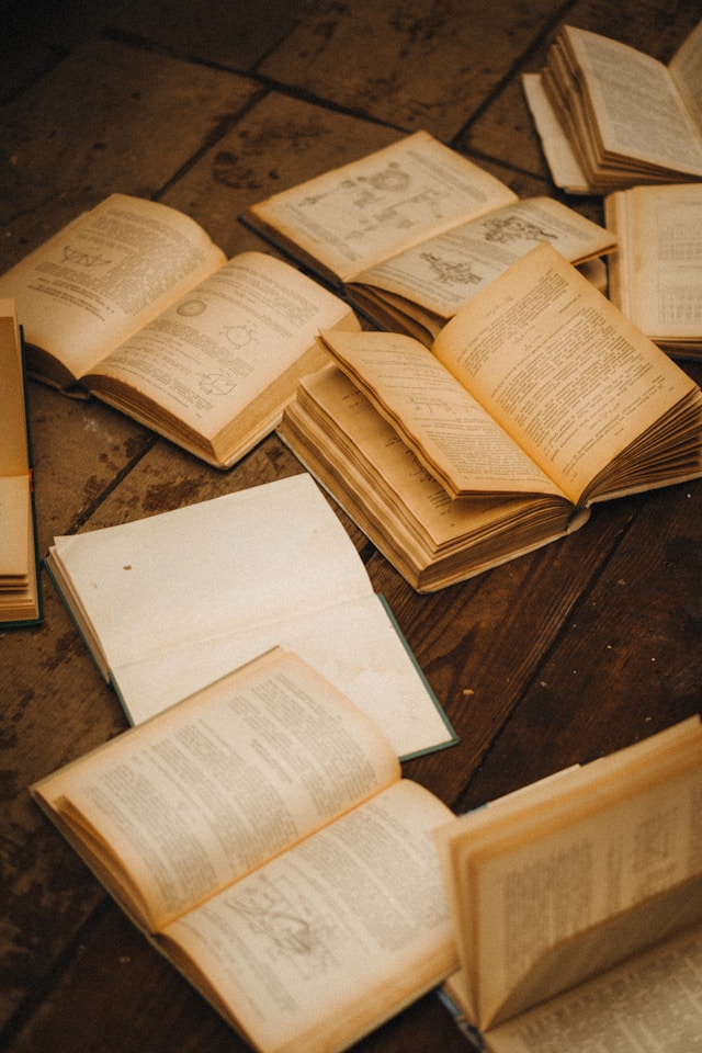 Bücher liegen verteilt auf Holzboden